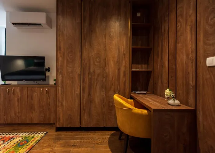 071 Free Garage Parking Apartman