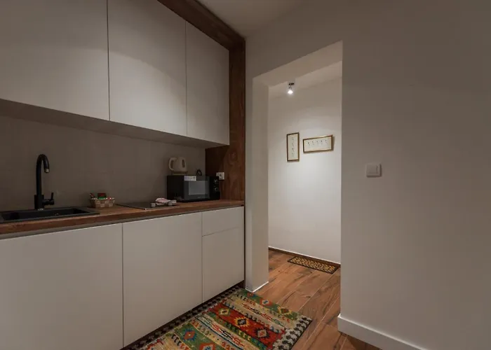 071 Free Garage Parking Apartman